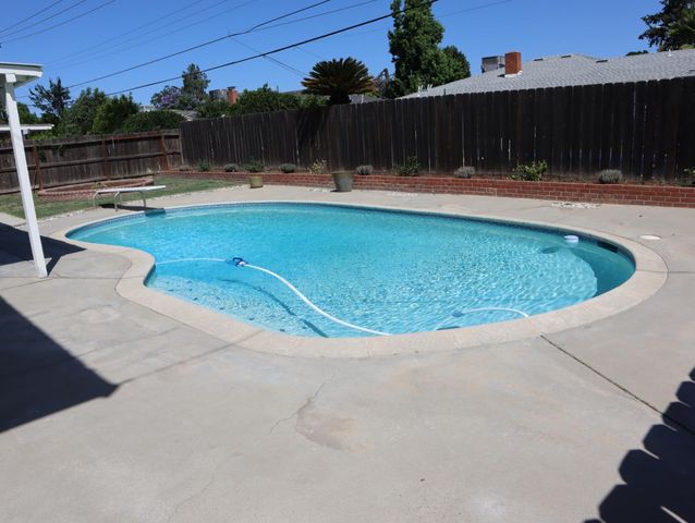 2433 E Saginaw Way, Fresno, CA 93726