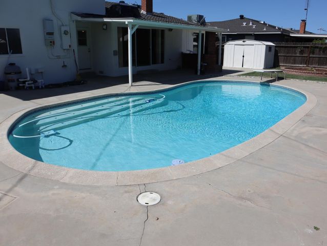 2433 E Saginaw Way, Fresno, CA 93726