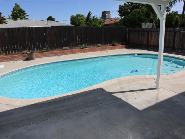 2433 E Saginaw Way, Fresno, CA 93726