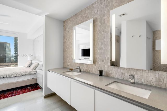 88 SW 7th St 2105, Miami, FL 33130