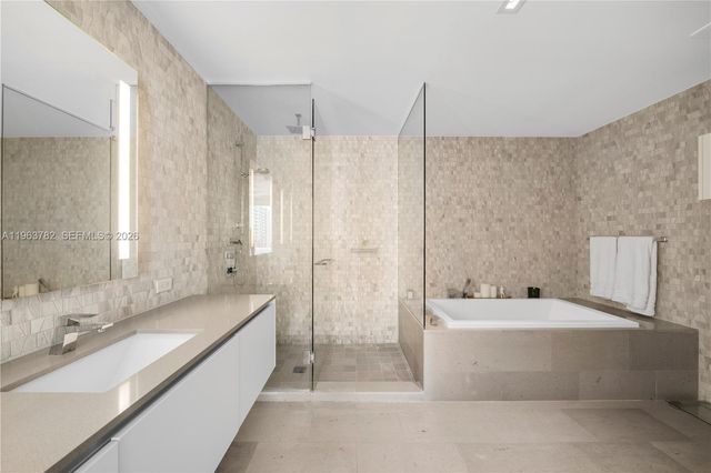 88 SW 7th St 2105, Miami, FL 33130