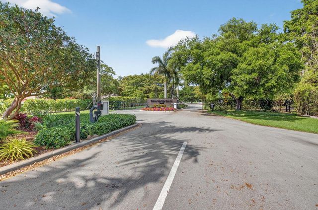 10157 La Reina Road, Delray Beach, FL 33446