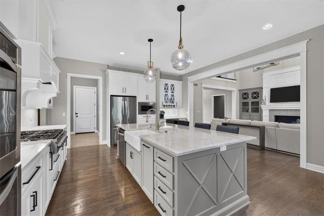 5008 W 141st Terrace, Leawood, KS 66224