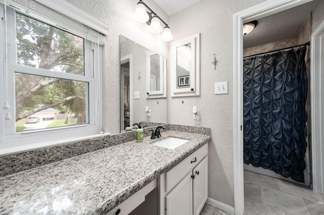 907 Middlecreek Street, Friendswood, TX 77546