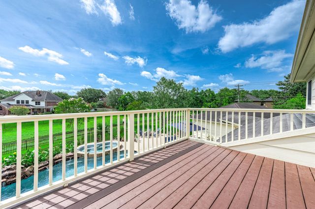 907 Middlecreek Street, Friendswood, TX 77546