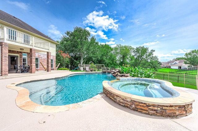 907 Middlecreek Street, Friendswood, TX 77546