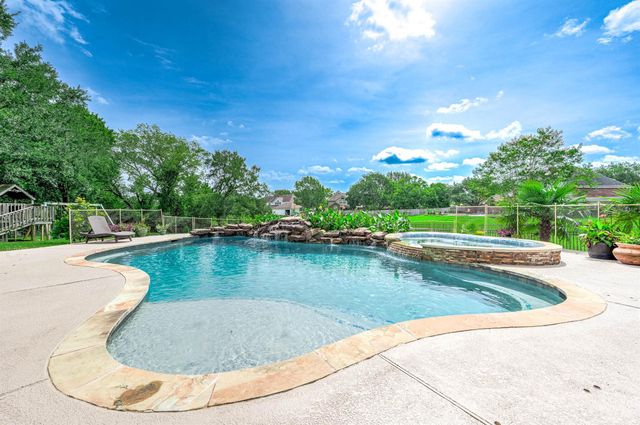 907 Middlecreek Street, Friendswood, TX 77546