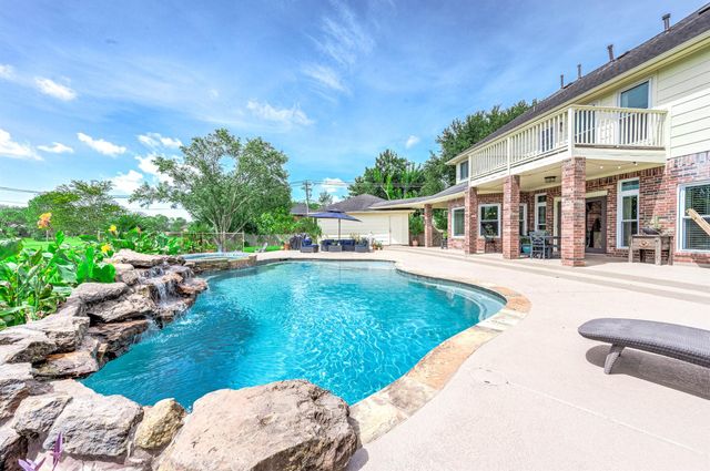907 Middlecreek Street, Friendswood, TX 77546