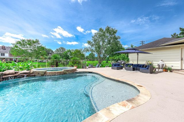 907 Middlecreek Street, Friendswood, TX 77546