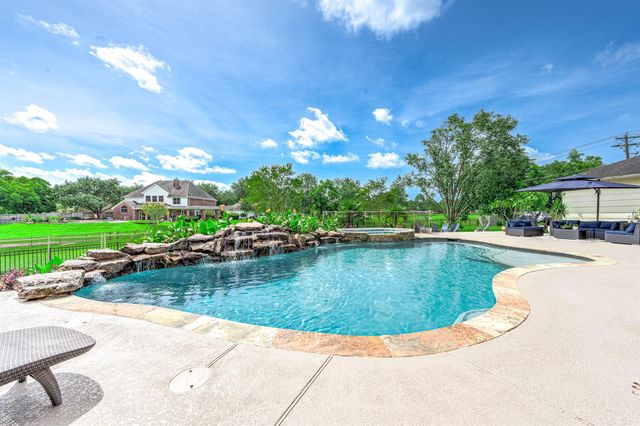 907 Middlecreek Street, Friendswood, TX 77546