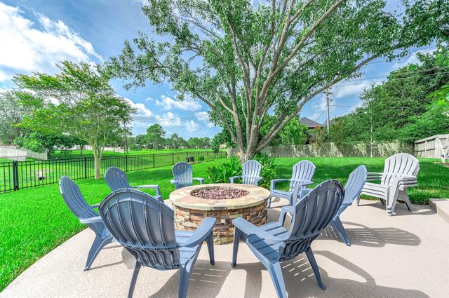 907 Middlecreek Street, Friendswood, TX 77546