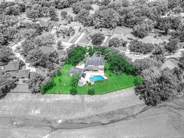 907 Middlecreek Street, Friendswood, TX 77546