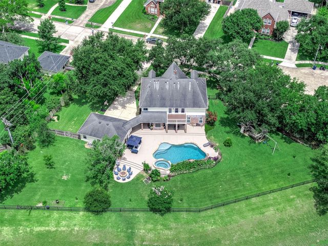 907 Middlecreek Street, Friendswood, TX 77546