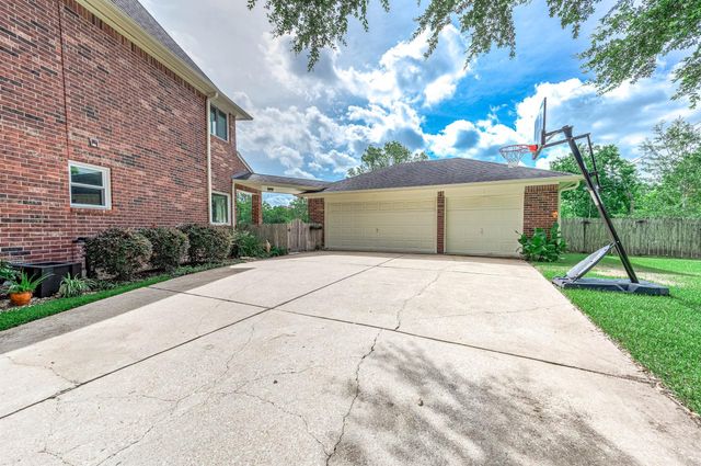 907 Middlecreek Street, Friendswood, TX 77546