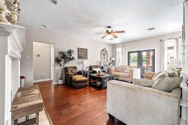 907 Middlecreek Street, Friendswood, TX 77546