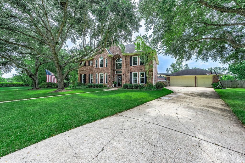 907 Middlecreek Street, Friendswood, TX 77546