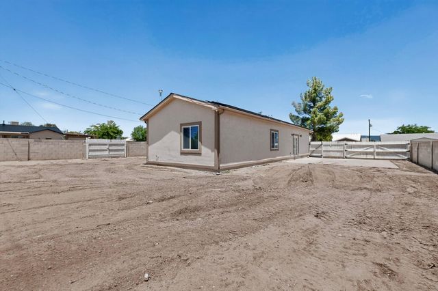 477 60th Street NW, Albuquerque, NM 87105
