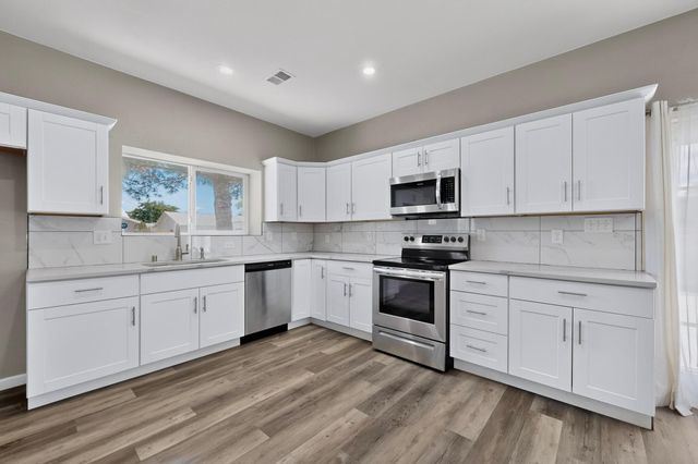 477 60th Street NW, Albuquerque, NM 87105