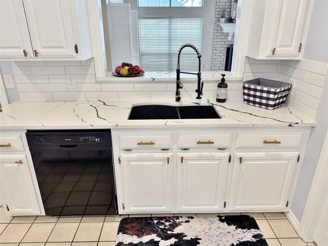 802 NW Hampton CT, Lawton, OK 73505