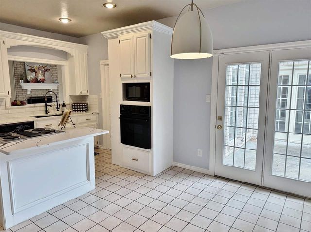 802 NW Hampton CT, Lawton, OK 73505