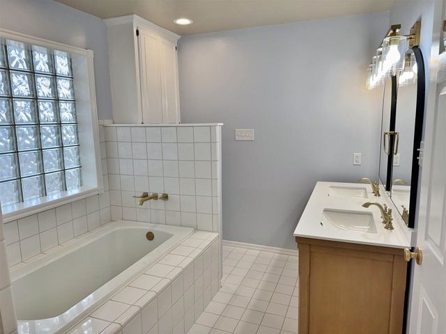 802 NW Hampton CT, Lawton, OK 73505