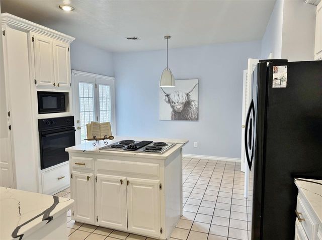 802 NW Hampton CT, Lawton, OK 73505