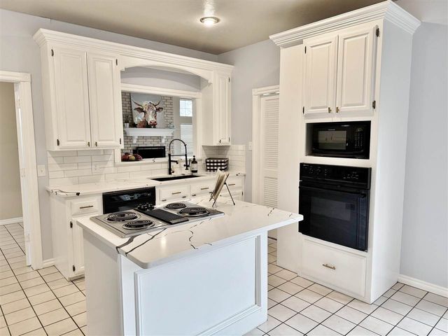 802 NW Hampton CT, Lawton, OK 73505