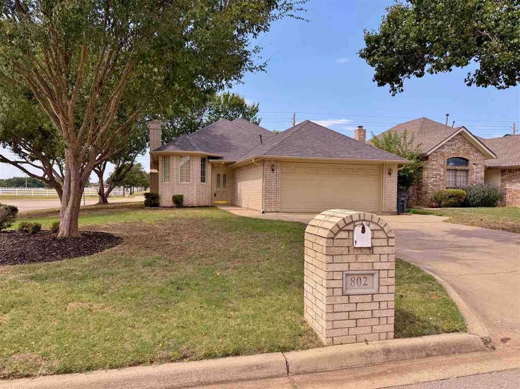 802 NW Hampton CT, Lawton, OK 73505