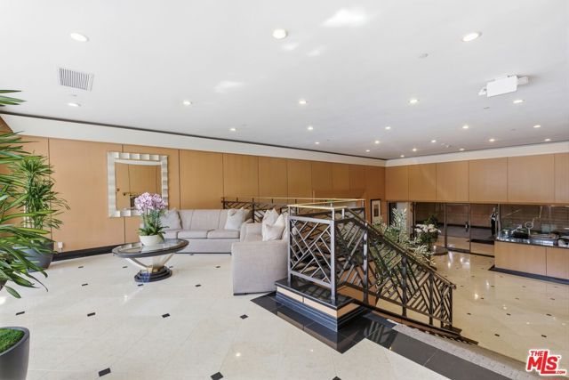 211 S Spalding Drive 107N, Beverly Hills, CA 90212