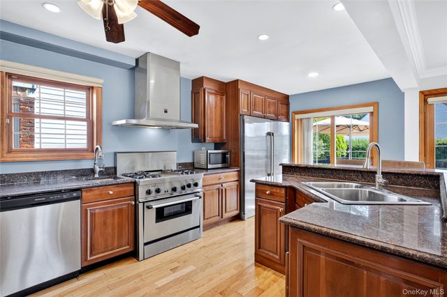 75 Maple Street, Roslyn Heights, NY 11577