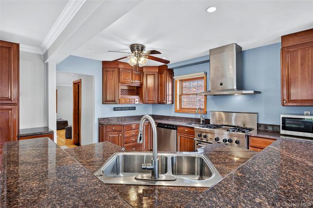 75 Maple Street, Roslyn Heights, NY 11577