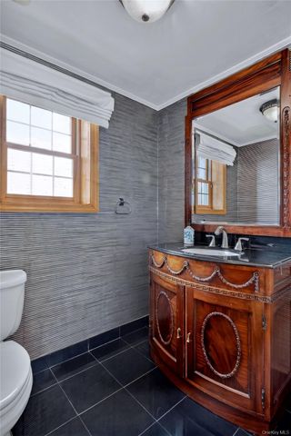 75 Maple Street, Roslyn Heights, NY 11577