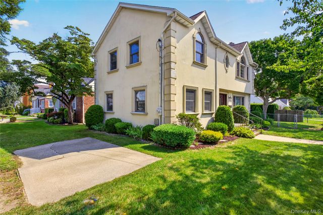 75 Maple Street, Roslyn Heights, NY 11577