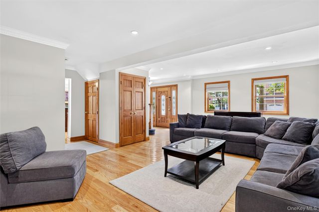 75 Maple Street, Roslyn Heights, NY 11577