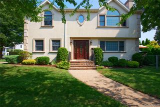 75 Maple Street, Roslyn Heights, NY 11577