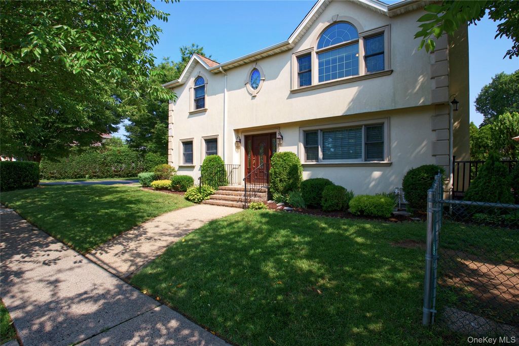 75 Maple Street, Roslyn Heights, NY 11577 — photo 2