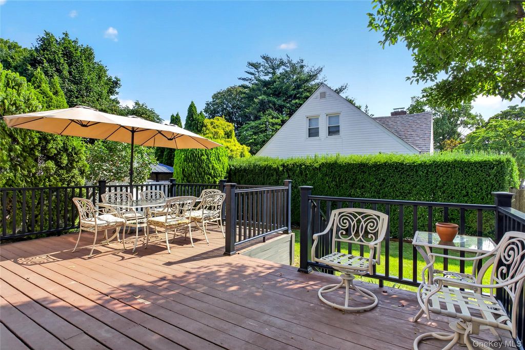 75 Maple Street, Roslyn Heights, NY 11577 — photo 3