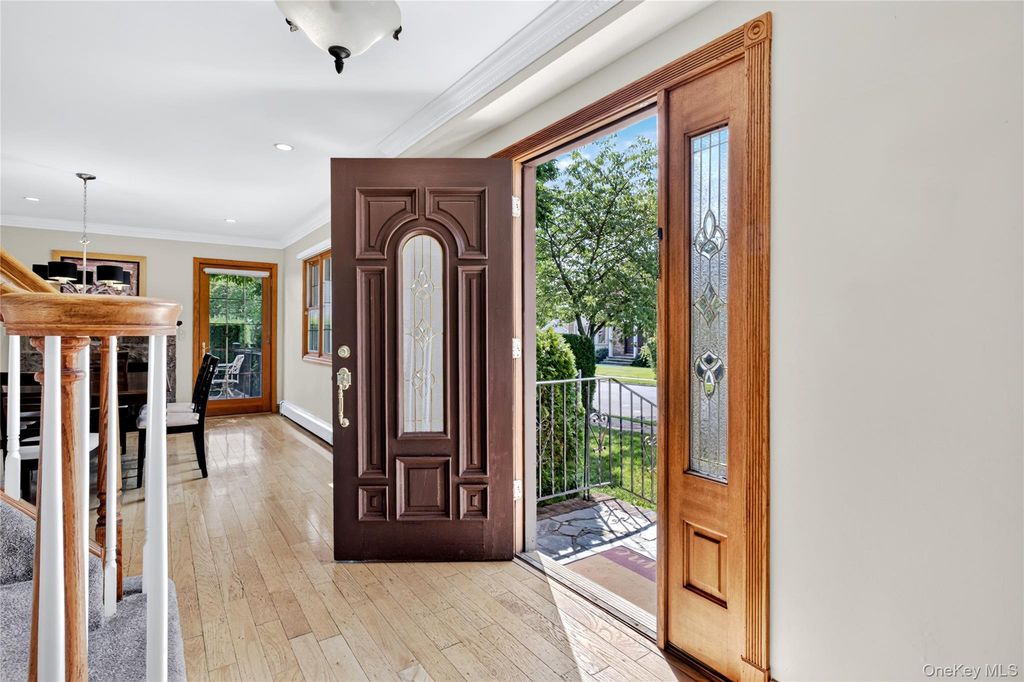 75 Maple Street, Roslyn Heights, NY 11577 — photo 4