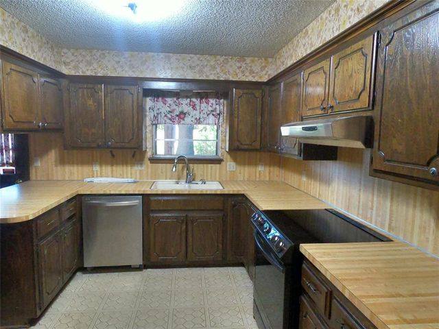601 S Bouziden Drive, Moore, OK 73160