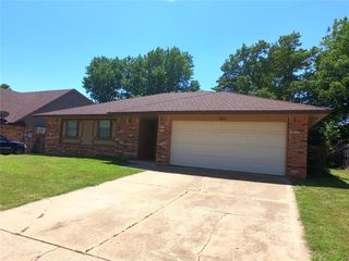 601 S Bouziden Drive, Moore, OK 73160