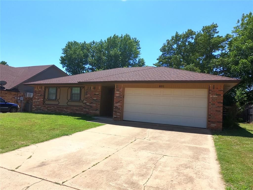 601 S Bouziden Drive, Moore, OK 73160