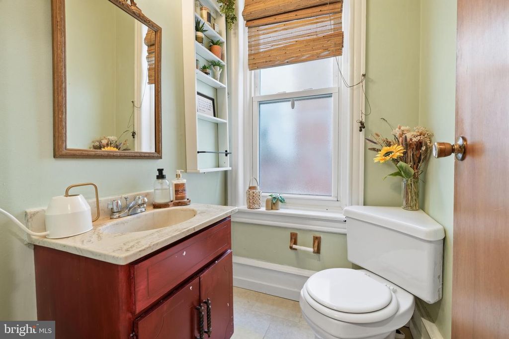 Image 10 of property listing at 3819 MANAYUNK AVE, Philadelphia, PA 19128