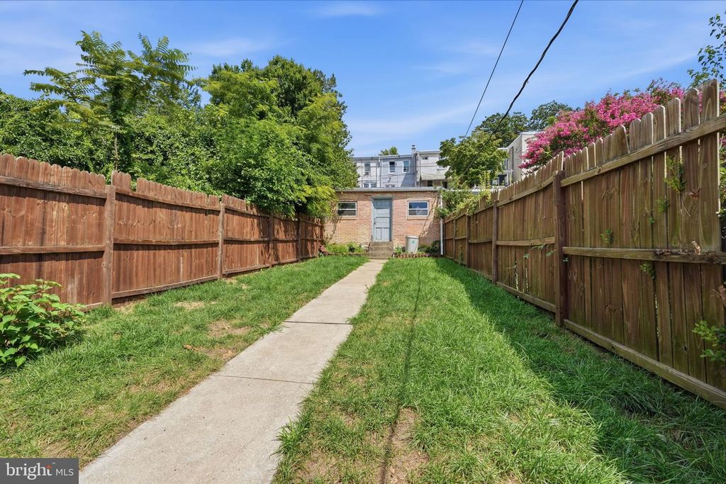 Image 26 of property listing at 3819 MANAYUNK AVE, Philadelphia, PA 19128