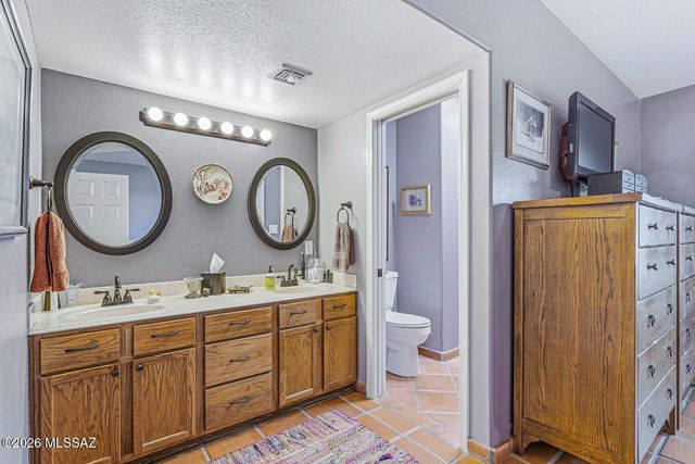 1049 W Placita Refinada, Green Valley, AZ 85614