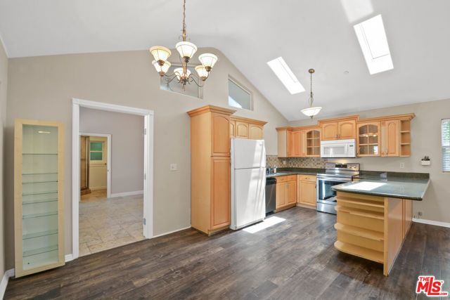 15426 Camarillo Street, Sherman Oaks, CA 91403