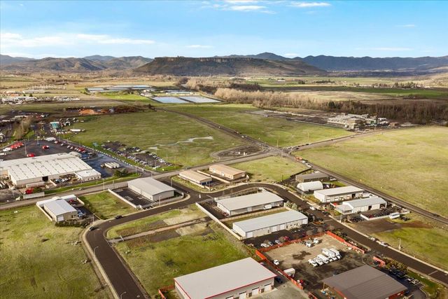 111 Trout Way, White City, OR 97503