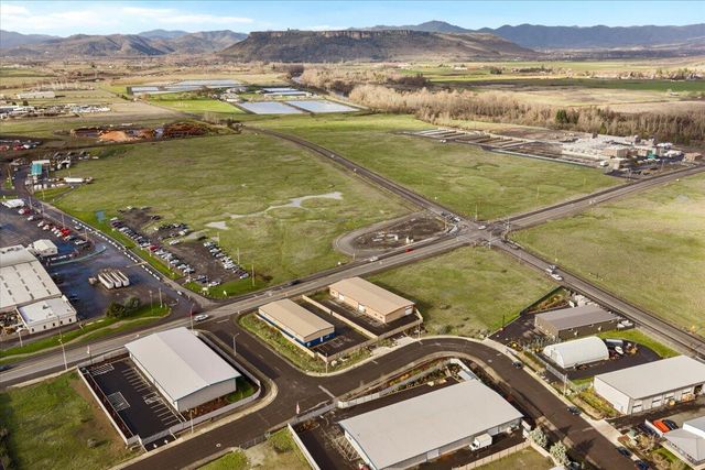 111 Trout Way, White City, OR 97503