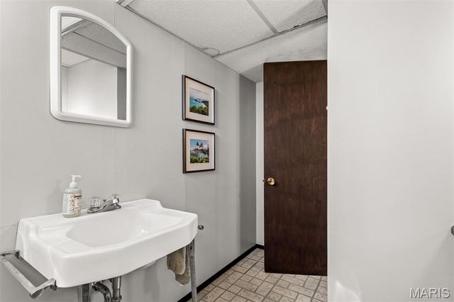 10522 Roxanna Drive, St Louis, MO 63128