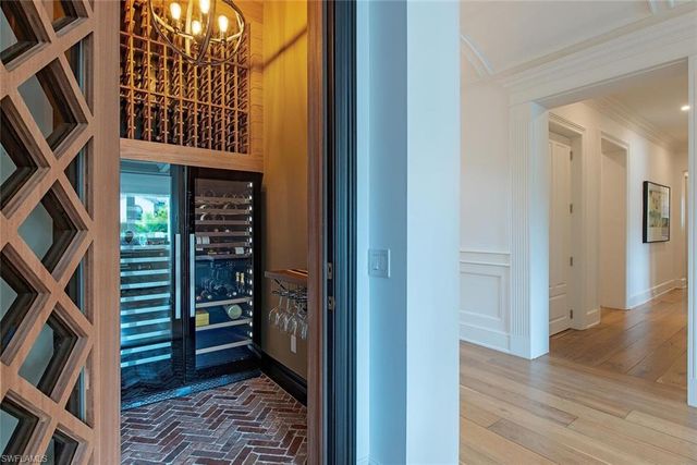 140 3rd AVE S, Naples, FL 34102