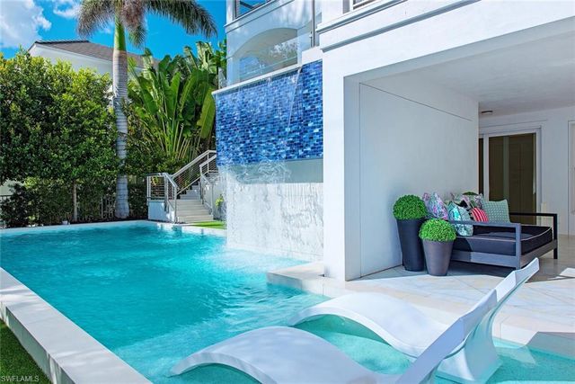 140 3rd AVE S, Naples, FL 34102